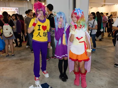 Файл:Косплееры Соры, Широ и Стефани Долы, No Game No Life at 2015FFTC 20150801.jpg — Wikimedia Commons картинки