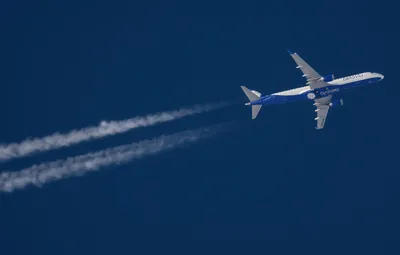 Обои Самолет, Авиалайнер, В полете, Embraer, Инверсионный след, Embraer  ERJ-195, Belavia картинки на рабочий стол, раздел авиация - скачать картинки