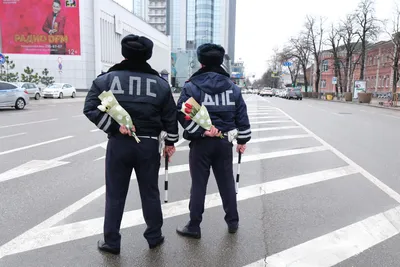 Цветочный патруль»: в Краснодаре сотрудники ДПС поздравляют женщин с  наступающим 8 Марта. 6 марта 2023 г. Кубанские новости картинки