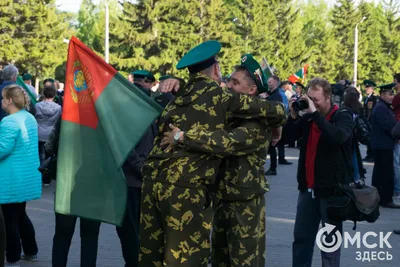 Омск | Построение, песни и объятия: в Омске отмечают День пограничника -  БезФормата картинки