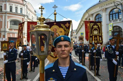 Десантники совершили крестный ход по Красной площади в День ВДВ:  фоторепортаж картинки