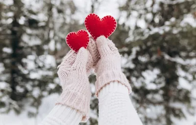 Обои зима, снег, любовь, сердце, love, heart, winter, варежки, snow,  romantic, hands, valentine картинки на рабочий стол, раздел настроения -  скачать картинки