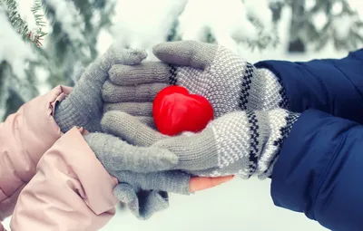 Обои зима, снег, любовь, сердце, love, heart, winter, варежки, snow,  romantic, sweet, hands картинки на рабочий стол, раздел настроения - скачать картинки