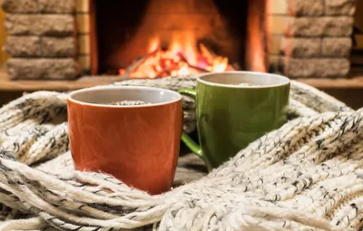 Обои зима, любовь, огонь, шарф, пара, камин, love, hot, двое, winter, cup,  romantic, couple, coffee, fireplace, scarf картинки на рабочий стол, раздел  настроения - скачать картинки