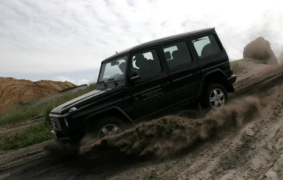 Обои песок, машины, mercedes-benz, едет, гелик картинки на рабочий стол,  раздел mercedes - скачать картинки