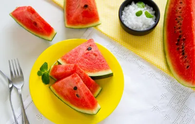 Обои арбуз, листики мяты, mint leaves, watermelon slices of watermelon,  дольки арбуза картинки на рабочий стол, раздел еда - скачать картинки