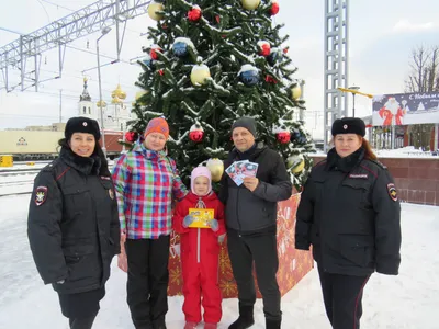 В Твери сотрудники транспортной полиции поздравляют детей с наступающим  Рождеством | официальный сайт «Тверские ведомости» картинки