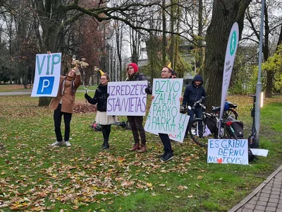 Пикет с юмором: активисты протестовали против проезда и автостоянки  Управления порта в парке Кронвалда (ФОТО) / Статья картинки