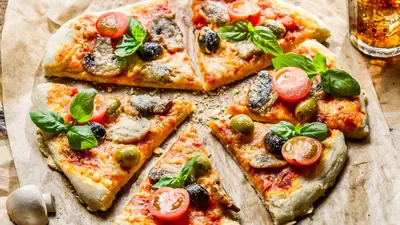 Обои пицца, еда, кусочки, оливки, грибы, черри, базилик, pizza, food,  slices, olives, mushrooms, cherry tomatoes, basil, Еда #428 картинки