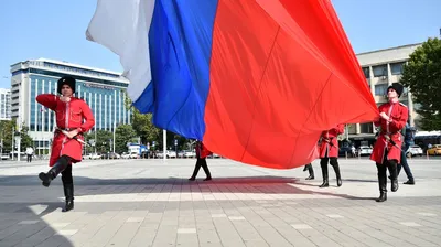 На Главной городской площади Краснодара торжественно подняли  Государственный флаг России :: Krd.ru картинки