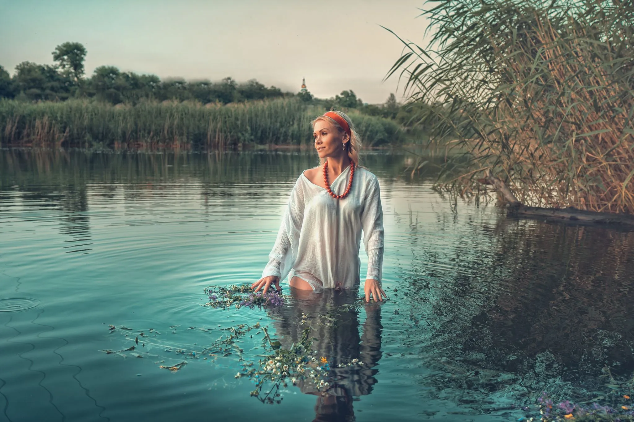 Ивана купала можно ли купаться на речке. Фотосессия в стиле Ивана Купала. Славянская девушка у реки.