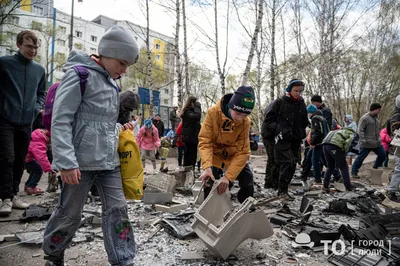 Традиционным сбросом старой техники из окна общежития отметили День радио в  Томске - Томский Обзор – новости в Томске сегодня картинки