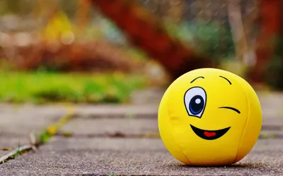 Фон рабочего стола где видно 4k wallpaper, yellow ball with a smile,  minimalism, creative wallpaper, positive, 4к обои, желтый мяч со смайликом,  минимализм, улыбка, креативные обои, позитив картинки