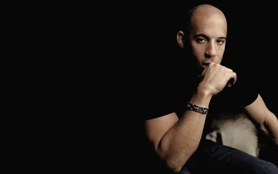 Vin diesel вин дизель актер сидит темный фон мужчина - обои на рабочий стол картинки