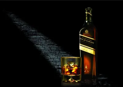 Обои алкоголь, виски, johnnie walker, бутылка, стакан, лёд на рабочий стол картинки