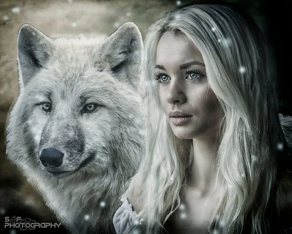 Девушка и белая волчица
