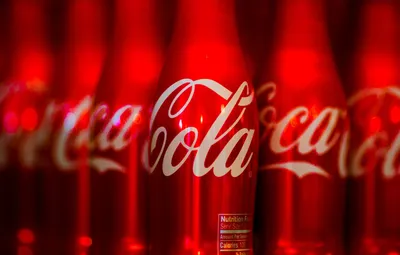 Обои фон, бутылки, Coca-Cola, Кока-кола, газированный напиток картинки на  рабочий стол, раздел настроения - скачать картинки