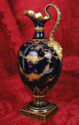 Фарфоровый кувшин Royal Crown Derby с ручкой маски. Синий фон и гирлянды -  PERSEPOLIS картинки