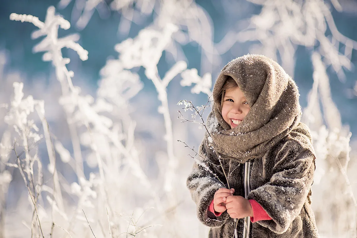 Зимние фото ребенка. Зима для детей. Детская фотосессия зимой. Девочка зимой. Дети улыбаются зимой.