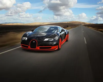 Обои на рабочий стол Bugatti / Бугатти Veyron Super Sport едет по пустынной  дороге, обои для рабочего стола, скачать обои, обои бесплатно картинки