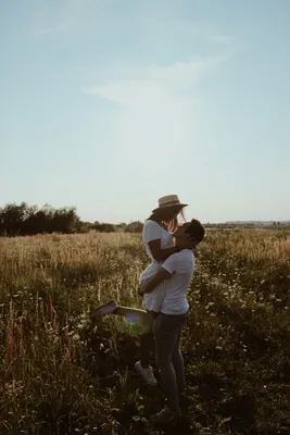 Photo in field, love in summertime | Парные фотосессии, Летние семейные  фотографии, Романтические фото картинки