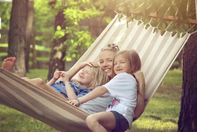 Мама с детьми в гамаке — Mother with the children in a hammock картинки