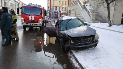 Красноярск | В Красноярске 4 человека пострадали в ДТП с участием Nissan и пожарной  машины - БезФормата картинки