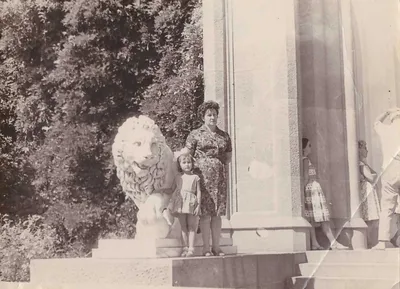 Фото со львом, Ялта, сентябрь 1964 года / 1604.ru - Фотоархив доцифровой  эпохи картинки