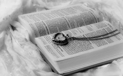 Картинка Bible And Vintage Heart-Shaped Watch на 1920x1200 картинки