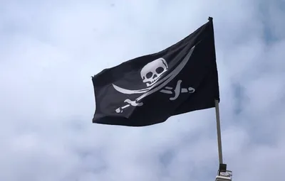 Обои небо, черный, череп, флаг, пираты, skull, Веселый Роджер, black,  pirate, клинки, flag, Jolly Roger, флагшток, Пиратский картинки на рабочий  стол, раздел разное - скачать картинки