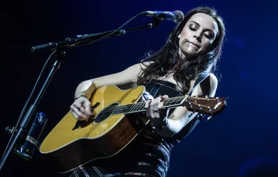 Обои гитара, музыкант, Amy Macdonald, вокал, соло исполнитель картинки на  рабочий стол, раздел музыка - скачать картинки