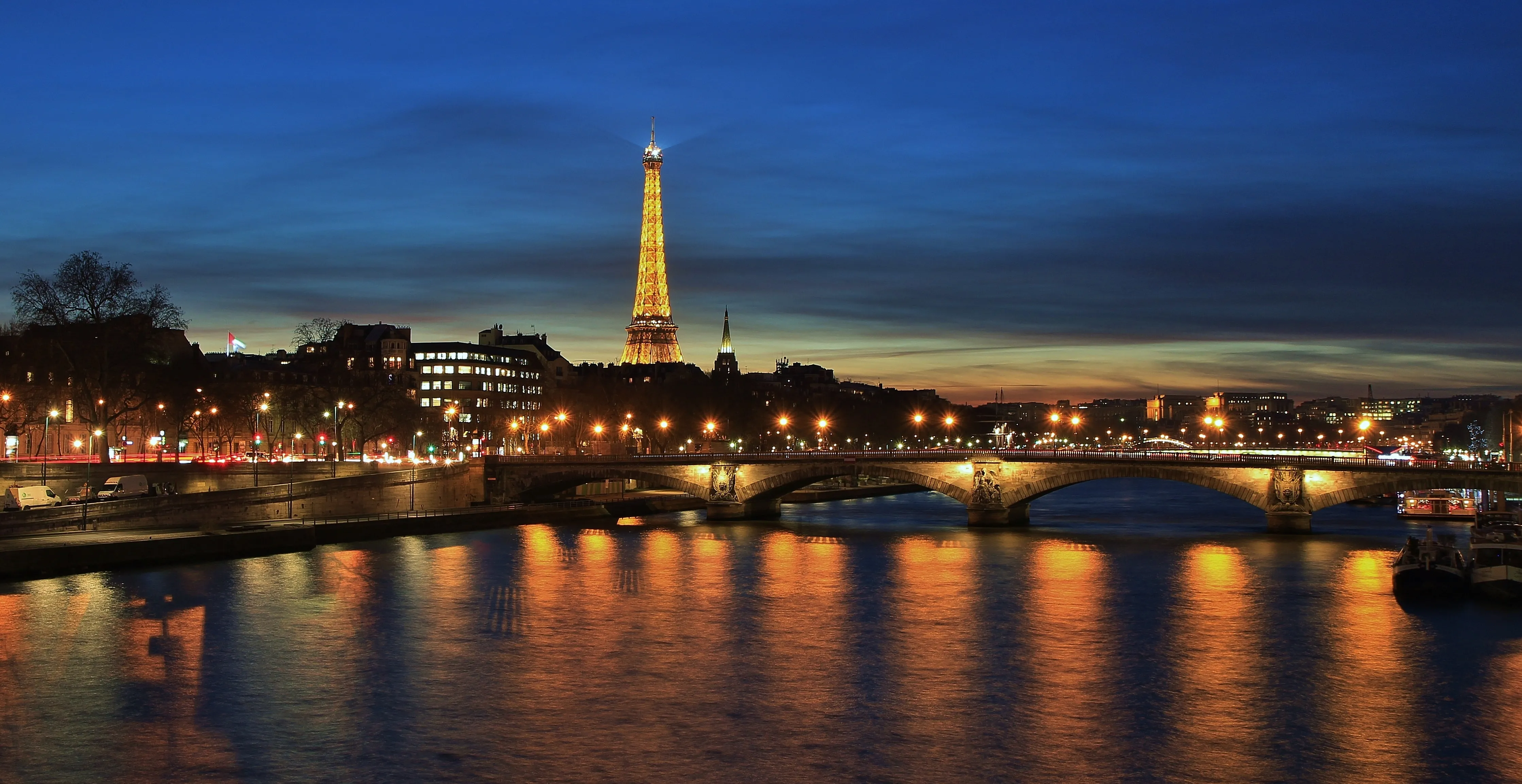 Сена на французском. Река сена во Франции. Париж ночной летний река сена. Набережная Иль де Найт Франция. Ночной Париж.