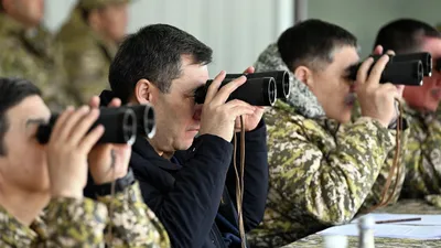 С. Жапарову и членам кабмина показали учения Минобороны — фото военной  техники - 02.03.2023, Sputnik Кыргызстан картинки