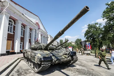 В Лисичанске прошла выставка-парад трофейной военной техники - Российская  газета картинки