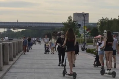 В Новосибирске полуголые красотки прокатились на самокатах по набережной |  ОБЩЕСТВО | АиФ Новосибирск картинки