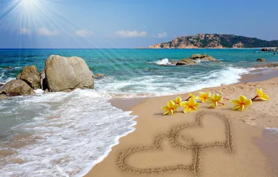 Обои песок, пляж, любовь, романтика, сердце, рисунок, love, sunshine,  beach, sea, romantic, sand, hearts, message, plumeria, design by Marika  картинки на рабочий стол, раздел настроения - скачать картинки