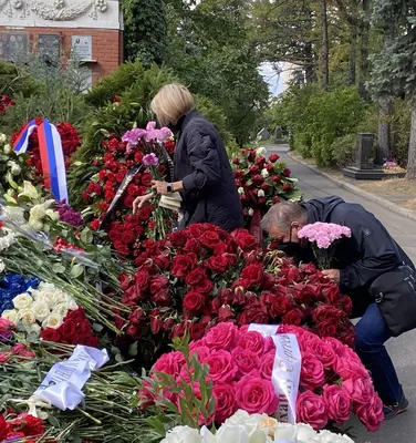 Дочь Горбачева Ирина на могиле отца: кадры на 9 дней картинки