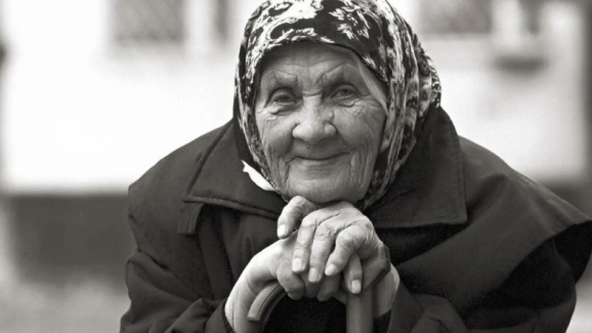 Как можно назвать бабушку. Старая мама. Старенькая бабушка. Бабушка в белом платке. Пожилая женщина в платке.