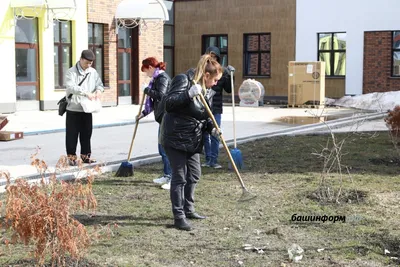 Благотворительная акция по уборке территории хосписа в Уфе собрала порядка  150 человек картинки