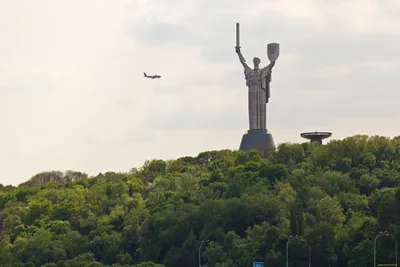 Обои Города Киев (Украина), обои для рабочего стола, фотографии города,  киев , украина, самолет, родина-мать Обои для рабочего стола, скачать обои  картинки заставки на рабочий стол. картинки