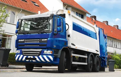 Обои синий, дерево, дома, кустарник, DAF, ДАФ, спецтехника, Euro5, мусоровоз,  DAF CF75.250, 6х2 картинки на рабочий стол, раздел грузовики - скачать картинки