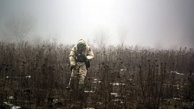 Солдат РХБЗ в задымлённом поле картинки