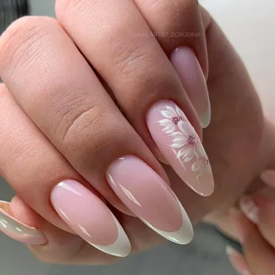 Французский маникюр 2020-2021 модный дизайн ногтей с полоской фото |  WOMENSNOTES | Flower nails, Elegant nails, French manicure nails картинки