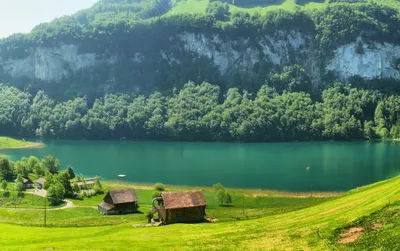 Обои швейцария, домики, switzerland, поляна, трава, река, горы на рабочий  стол картинки