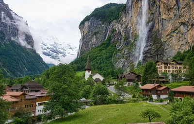 Обои дорога, небо, горы, водопад, дома, долина, швейцария, switzerland,  Staubbach картинки на рабочий стол, раздел пейзажи - скачать картинки