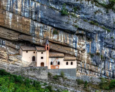 Обои на рабочий стол Эрмитаж Санкт-Колумбан в скалах, Италия / Eremo di San  Colombano, Italia, обои для рабочего стола, скачать обои, обои бесплатно картинки