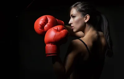 Обои red, boxing gloves, Boxing woman defensive pose картинки на рабочий  стол, раздел спорт - скачать картинки