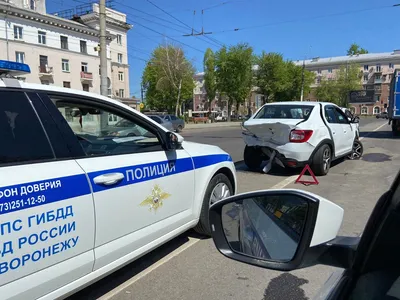 В Воронеже Hyundai спровоцировал аварию с тремя авто и врезался в  остановку: двое в больнице картинки