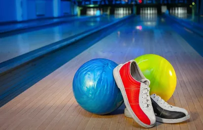 Обои шар, кеды, тень, дорожка, balls, боулинг, bowling картинки на рабочий  стол, раздел спорт - скачать картинки