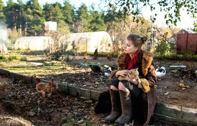 Обои кошка, девушка, валенки, куры, Maxim Guselnikov, колхоз, Countryside  girl картинки на рабочий стол, раздел ситуации - скачать картинки